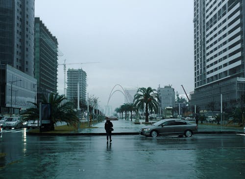 Безкоштовне стокове фото на тему «автомобілі, будівлі, дощ»