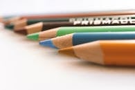 这张彩色铅笔的特写图像细节丰富，色彩鲜艳，笔尖锐利，非常适合艺术和创意主题