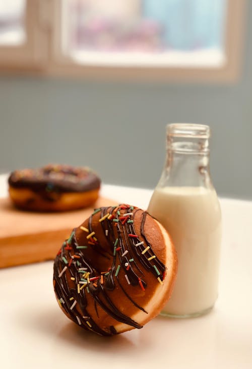 Kostenlos Kostenloses Stock Foto zu brot, donuts, ein glas milch Stock-Foto