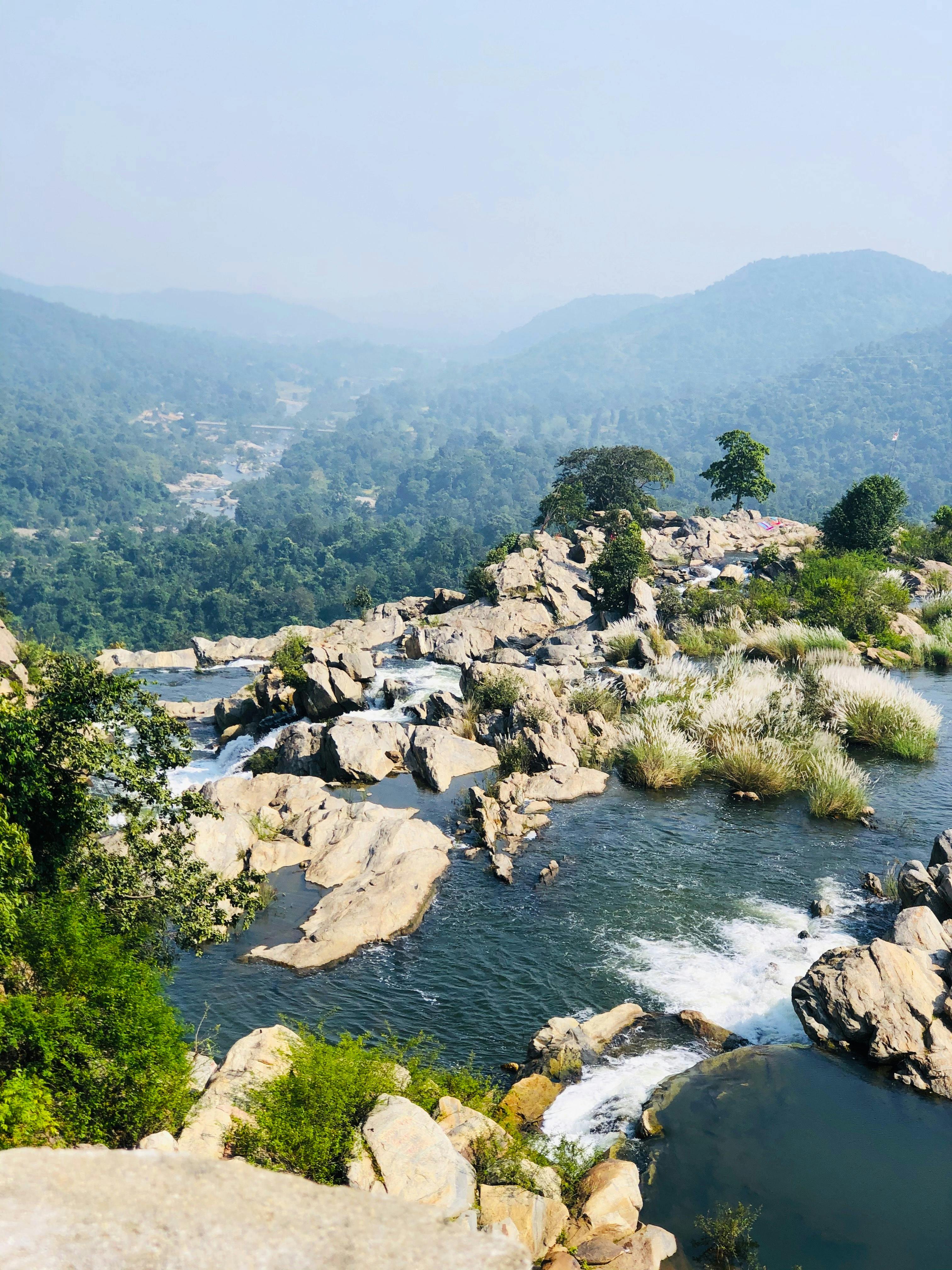 从空中俯瞰，瀑布穿过郁郁葱葱的群山和岩石地形，景象令人叹为观止
