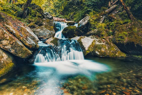 Бесплатное стоковое фото с валуны, вода, водопад