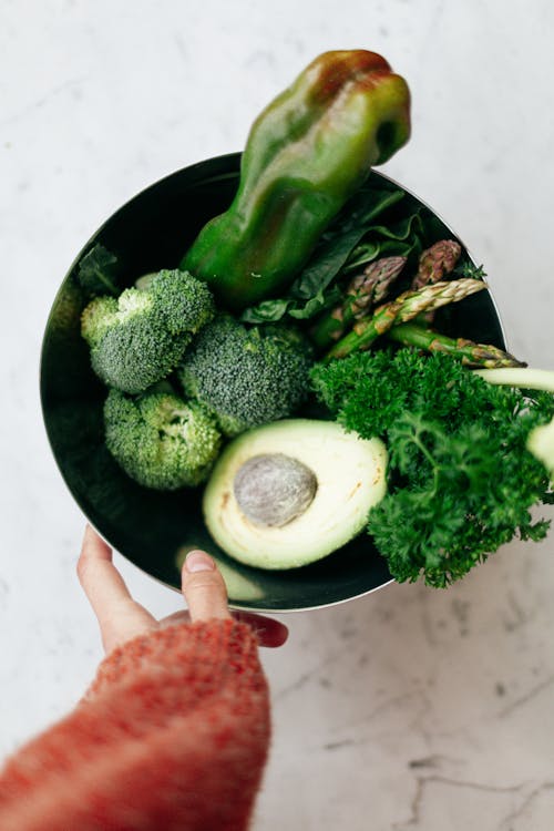 Free Зеленые овощи и фрукты в миске Stock Photo