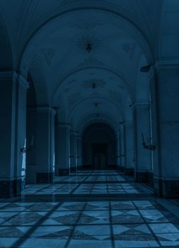 建筑走廊与拱门结构复杂，灯光氛围阴郁
