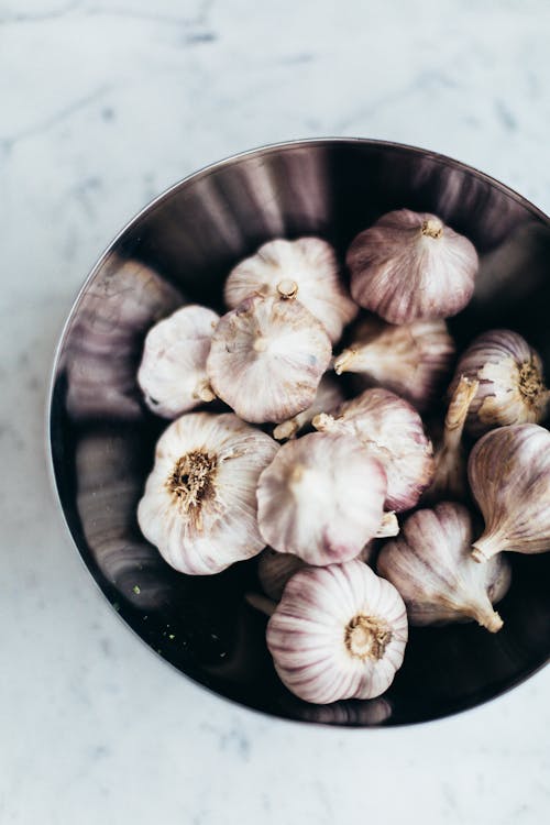 Free White Garlic on Black Round Bowl Stock Photo