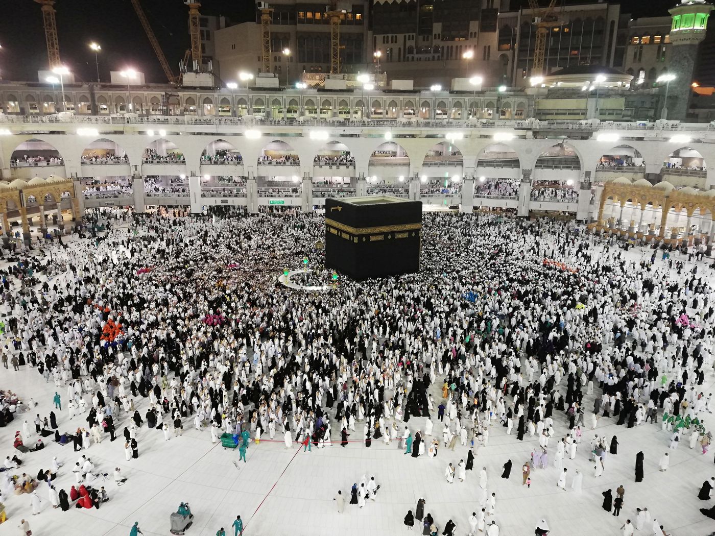 Pemandangan udara waktu malam lautan jemaah mengelilingi Kaabah di Masjidil Haram