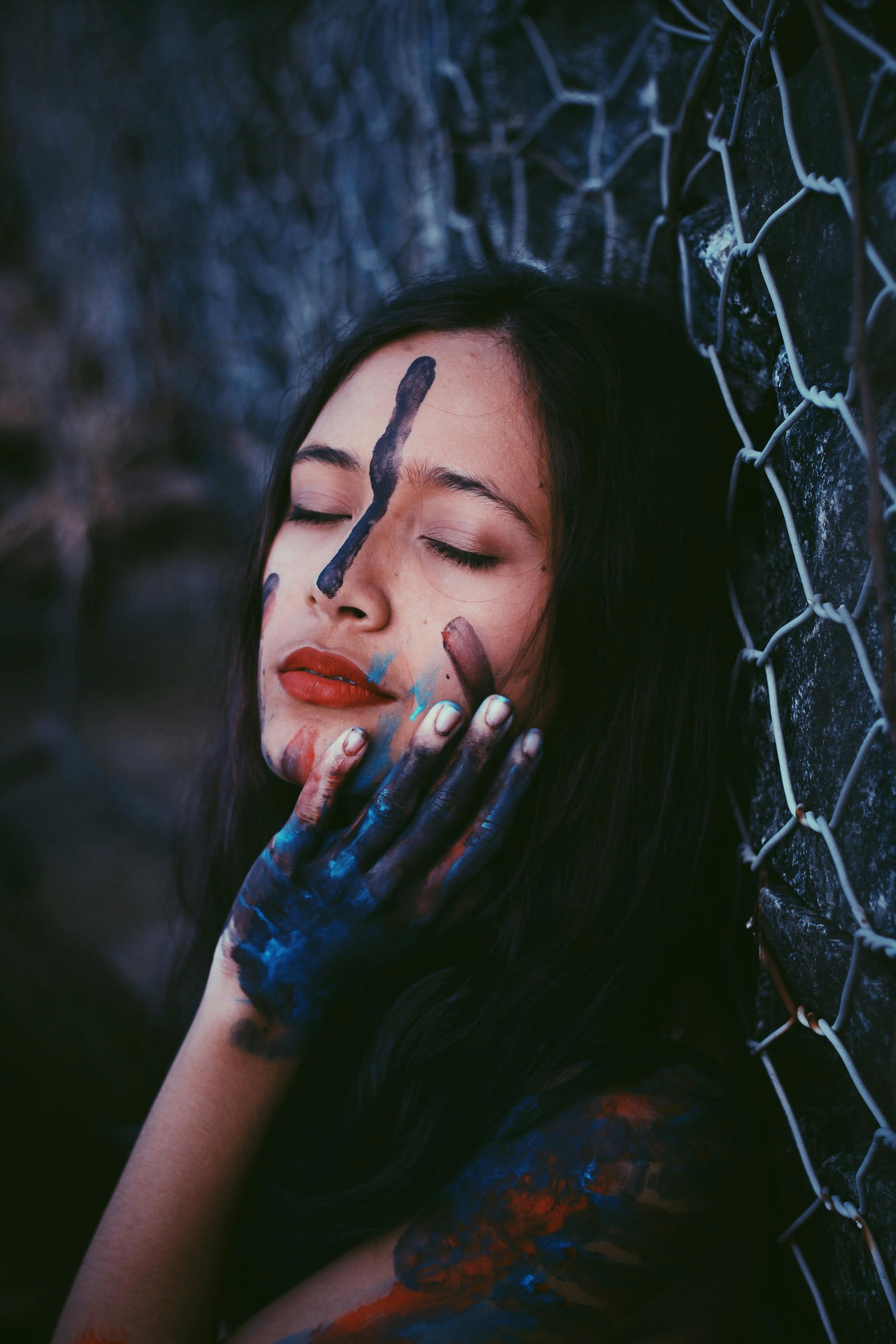 Kostenlos Verführerische Frau Mit Dunkler Farbe Verschmiert Stock-Foto