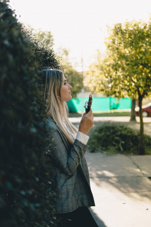 Kostenloses Stock Foto zu blondes haar, festhalten, frau