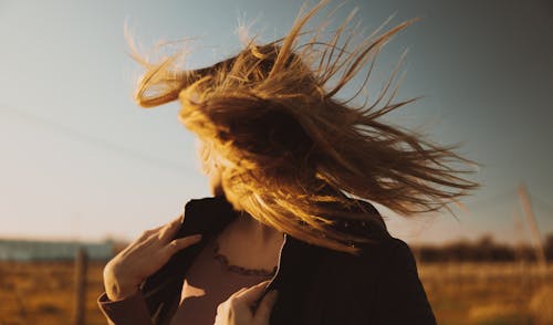 Foto profissional grátis de cabelo loiro, com muito vento, jaqueta preta