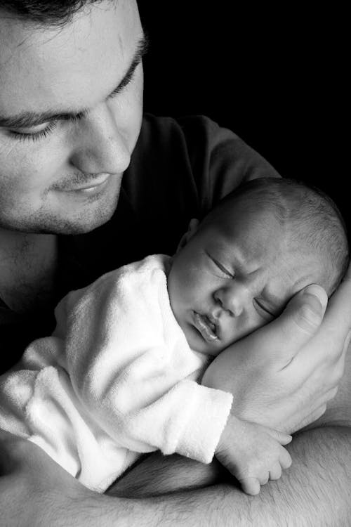 Fotobanka s bezplatnými fotkami na tému bábätko, čierny a biely, Deň otcov
