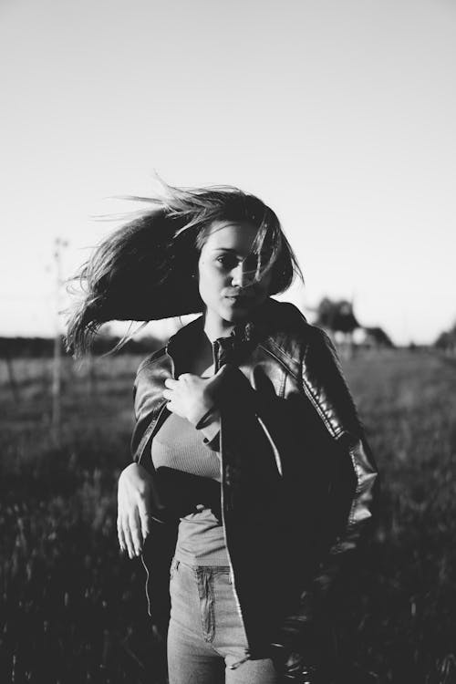 Foto profissional grátis de jaqueta de couro, monocromático, mulher