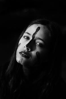 这幅黑白肖像画通过女人的表情传达情感