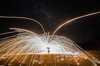 阿根廷门多萨的星空被迷人的长时间烟花照亮