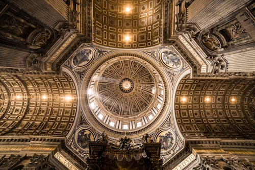 Brown Soffitto A Cupola Edificio Vista Interna