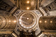 圣彼得大教堂圆顶的错综复杂景象，展现了宗教艺术与建筑的宏伟