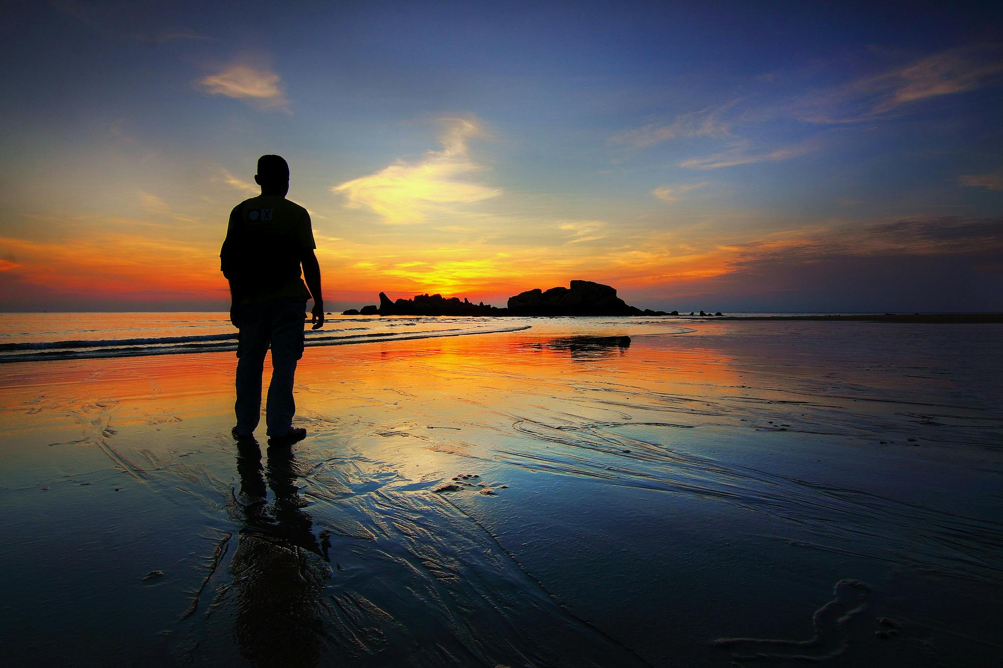 Silhouette of Man Standing on Seashore · Free Stock Photo - 2045 x 1363 jpeg 525kB