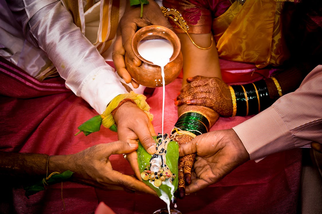 Free Crop newlywed Indian couple during traditional wedding ritual Stock Photo