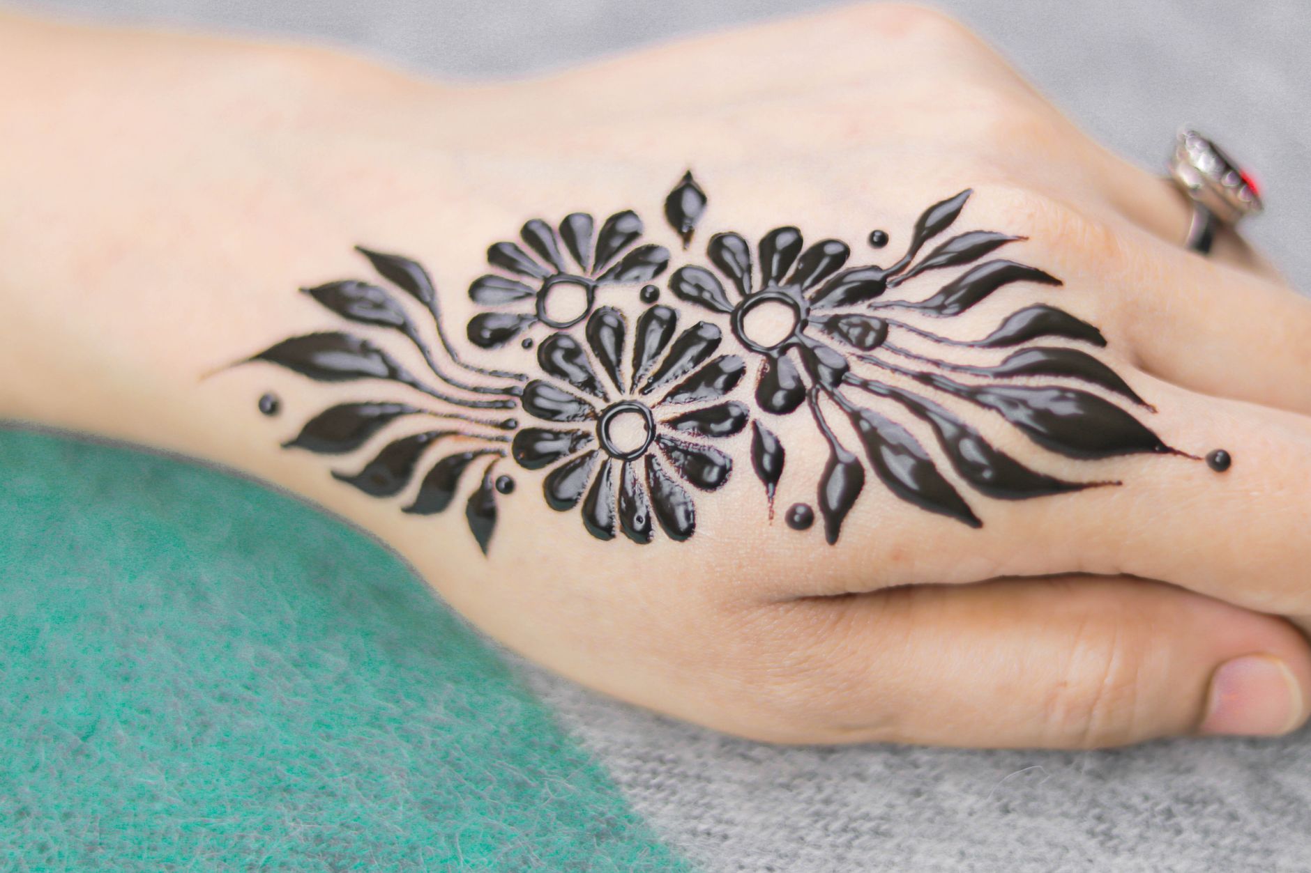 Gros plan détaillé d'un tatouage éphémère personnalisé sur la peau avec motifs colorés et précis.