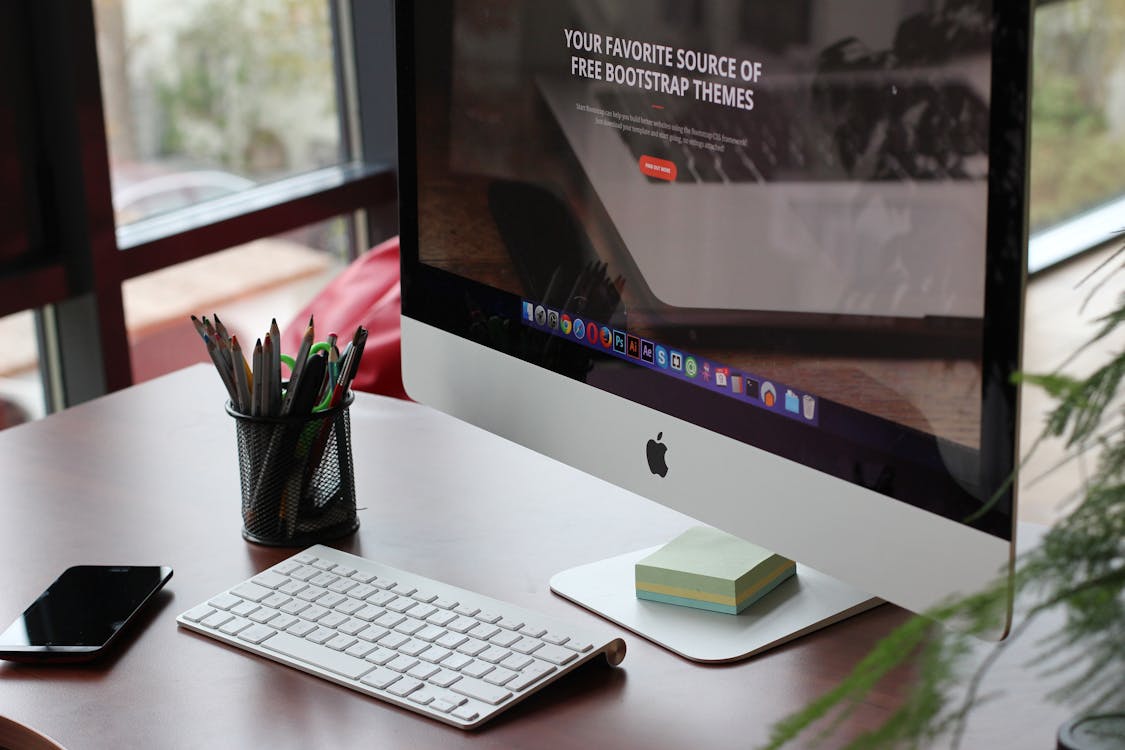 Free Silver Imac Turned on Stock Photo