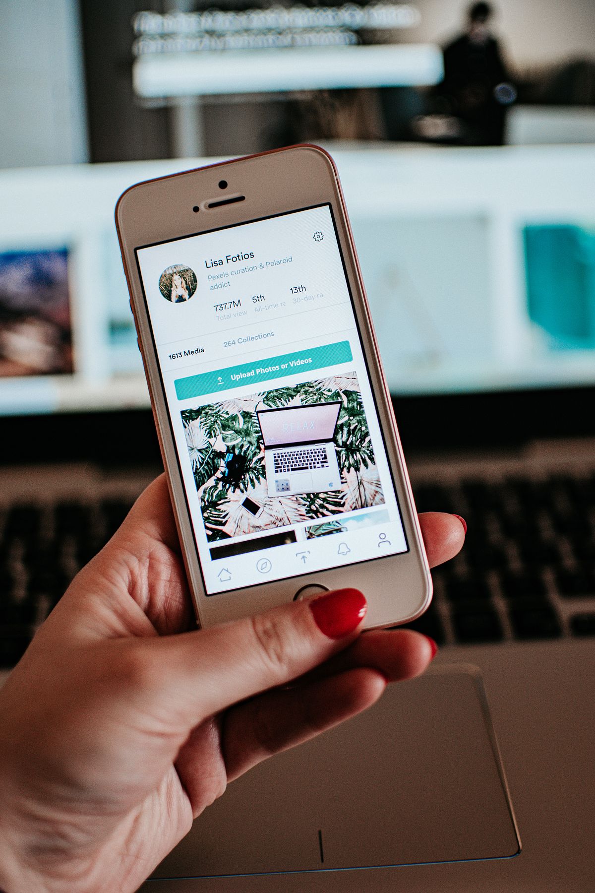 Pessoa usando um smartphone com rede social