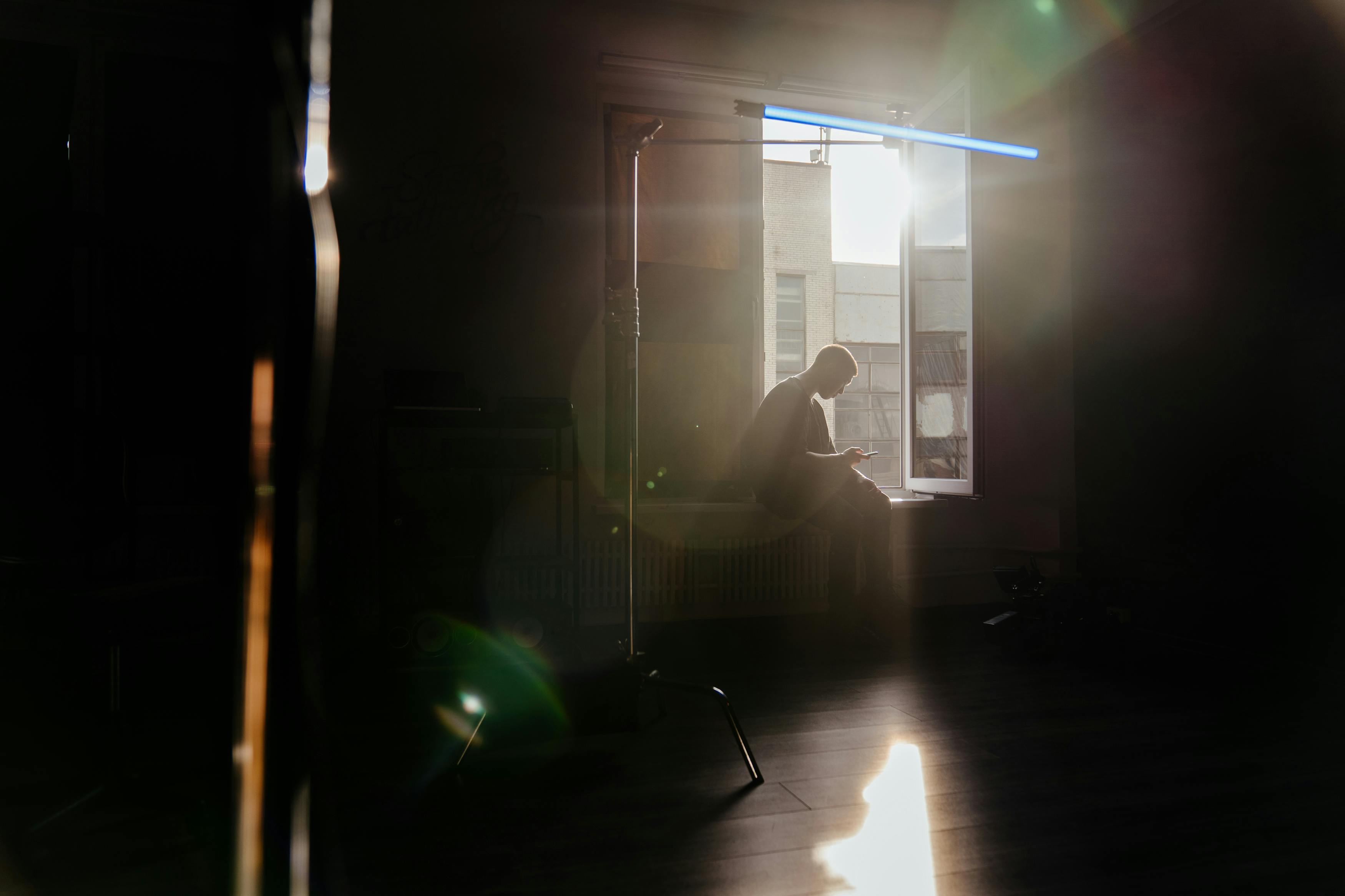 Ücretsiz adam, arkadan aydınlatılmış, artistik içeren Ücretsiz stok fotoğraf Stok Fotoğraflar