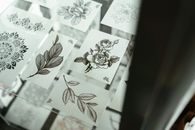 纹身工作室展示了错综复杂的花卉和抽象纹身设计