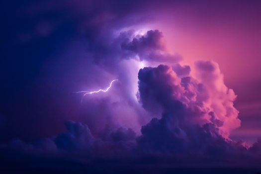 夜空中，闪电照亮了引人注目的紫色云层