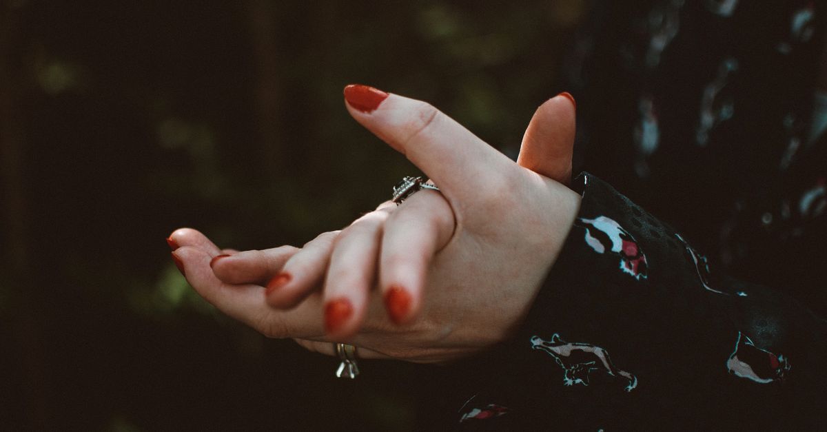 Pourquoi a-t-on des taches blanches sur les ongles ?