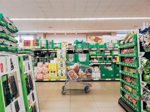 Foto profissional grátis de bens, bomboneria, carrinho