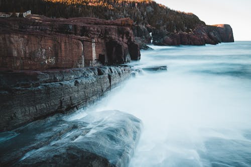 Gratis lagerfoto af bølger, cliff edge, dagtimer