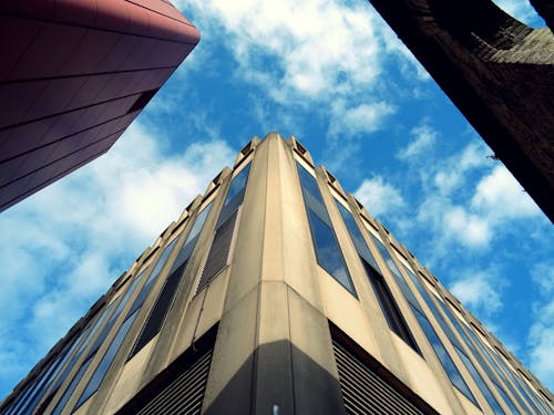 Kahverengi Beton Binanın Worms Eyeview Fotoğrafçılığı