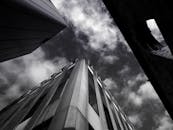 在戏剧性的多云天空下，现代建筑以低角度拍摄