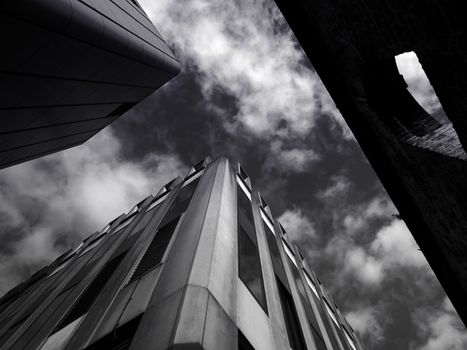在戏剧性的多云天空下，现代建筑以低角度拍摄