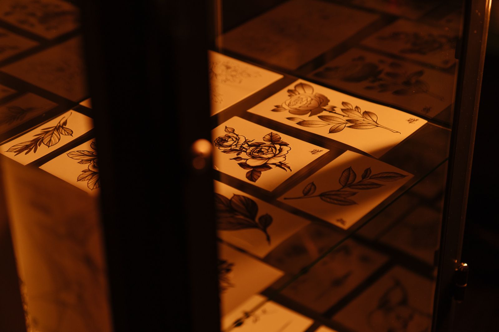 Detalle de tinta y máquina de tatuaje