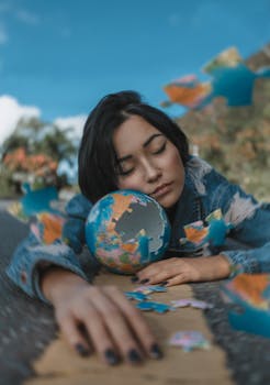 一名女子在户外玩地球拼图放松身心，捕捉到了平静的白日梦瞬间