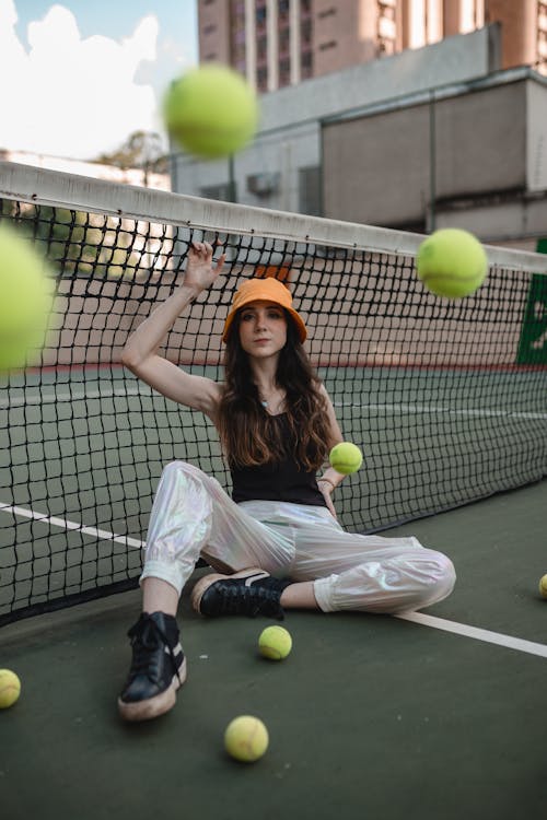 Foto Di Donna Che Indossa Cappello Arancione Secchio