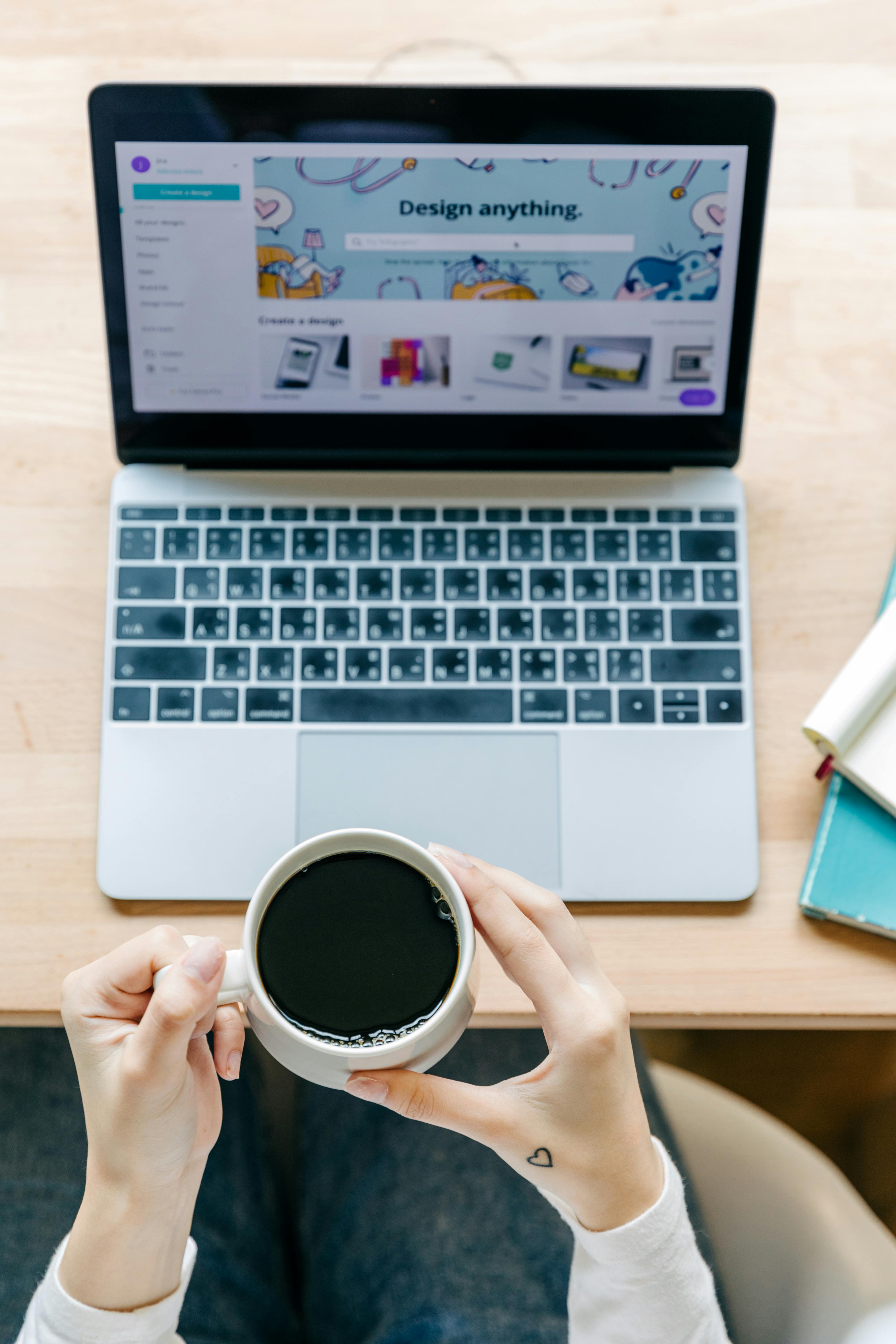 舒适的工作空间里，双手放在笔记本电脑上，非常适合激发设计灵感