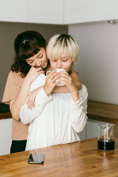 Vrouwen Knuffelen In De Keuken