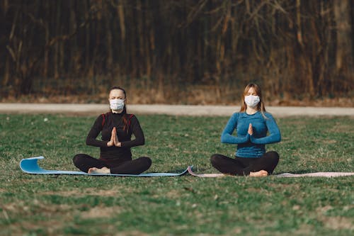 Young slim woman sitting on the yoga mat and - Stock Photo [56852335] -  PIXTA