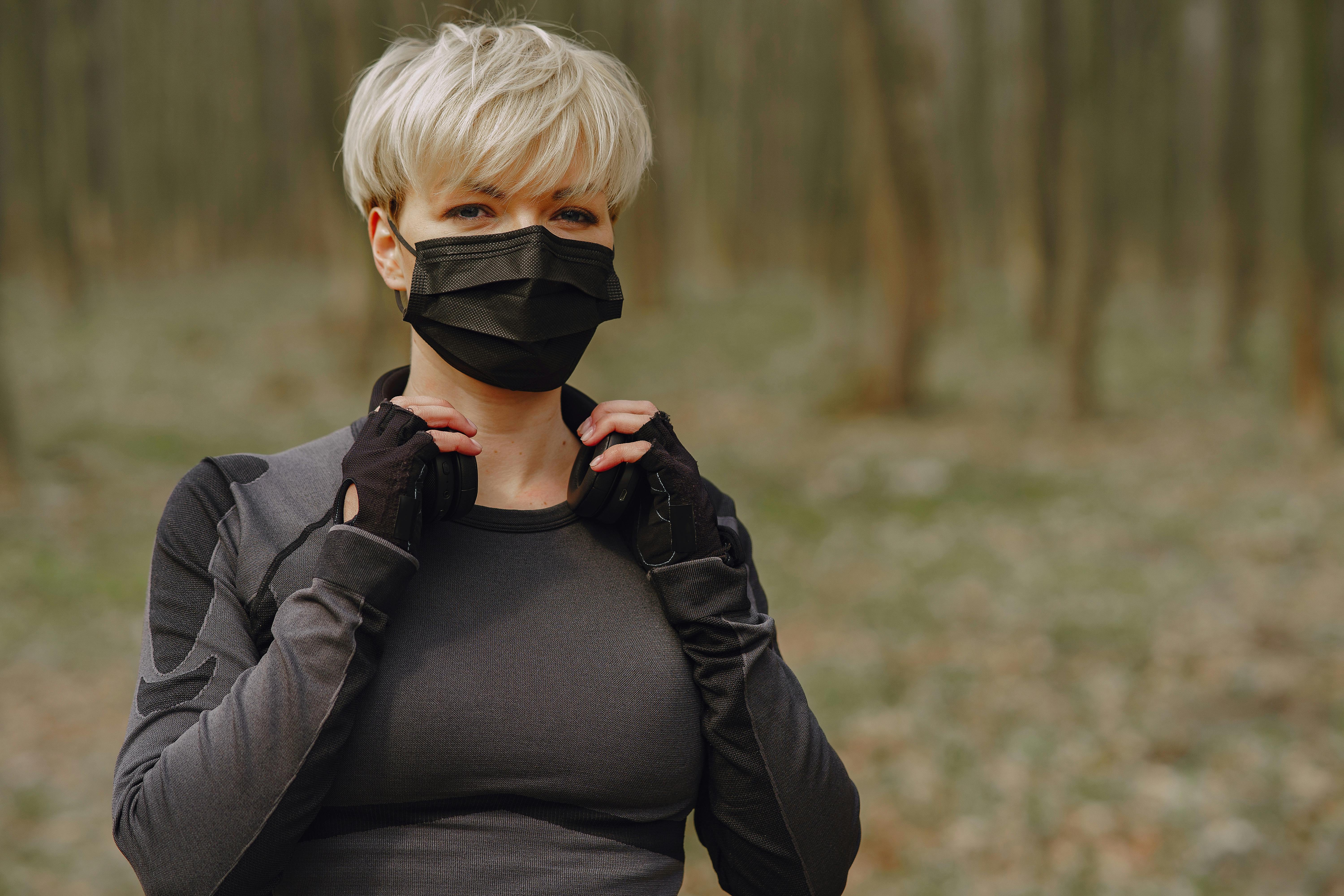 Woman in sportswear and protective mask in park · Free Stock Photo