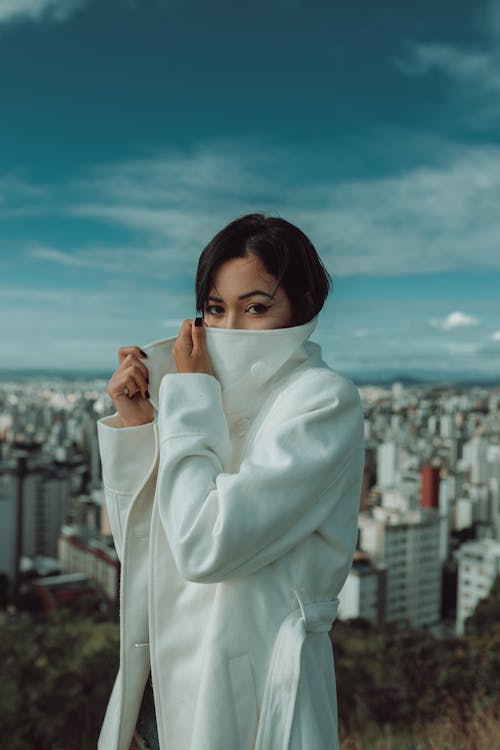 Photo De Femme Portant Un Manteau Blanc