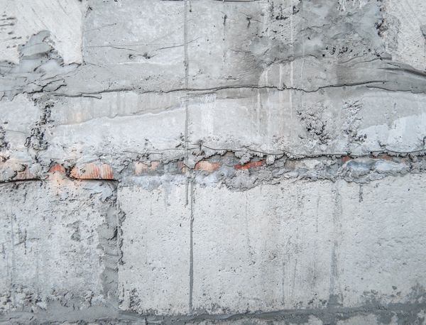 Façade en pierre patinée par les embruns atlantiques, nécessitant un nettoyage