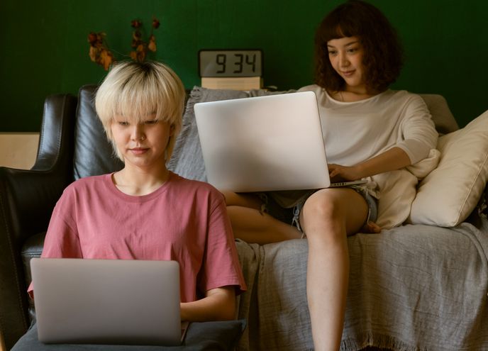 coppie che si incontrano online per la prima volta