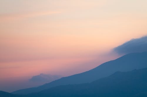Foto profissional grátis de céu com cores intensas, Hora dourada, montanhas