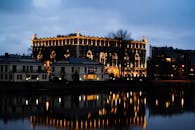 夜晚，一座美丽的照明建筑倒映在平静的水面上，尽显建筑的优雅与宁静