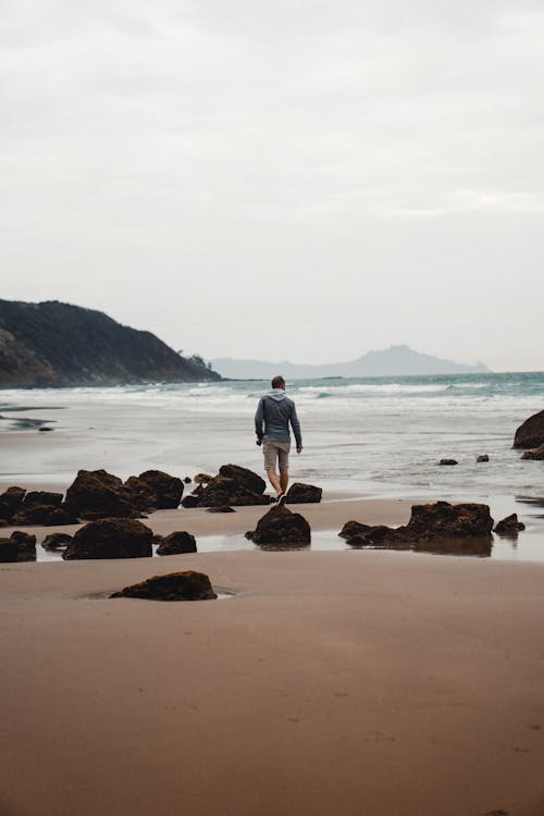 Hombre Caminando Por La Playa