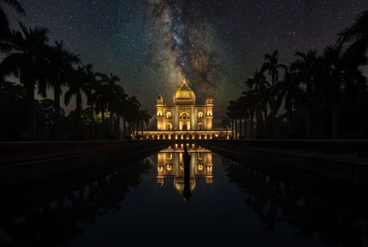 在印度新德里的星空下，萨夫达戎墓的景色壮丽