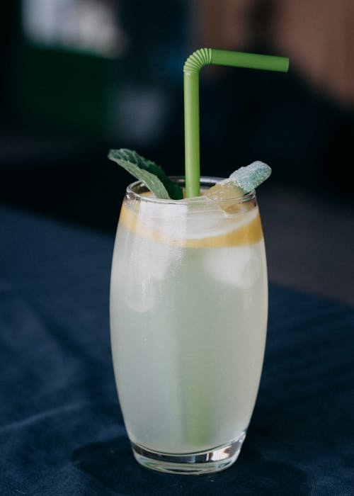 Foto stok gratis clear glass, daun hijau, irisan lemon