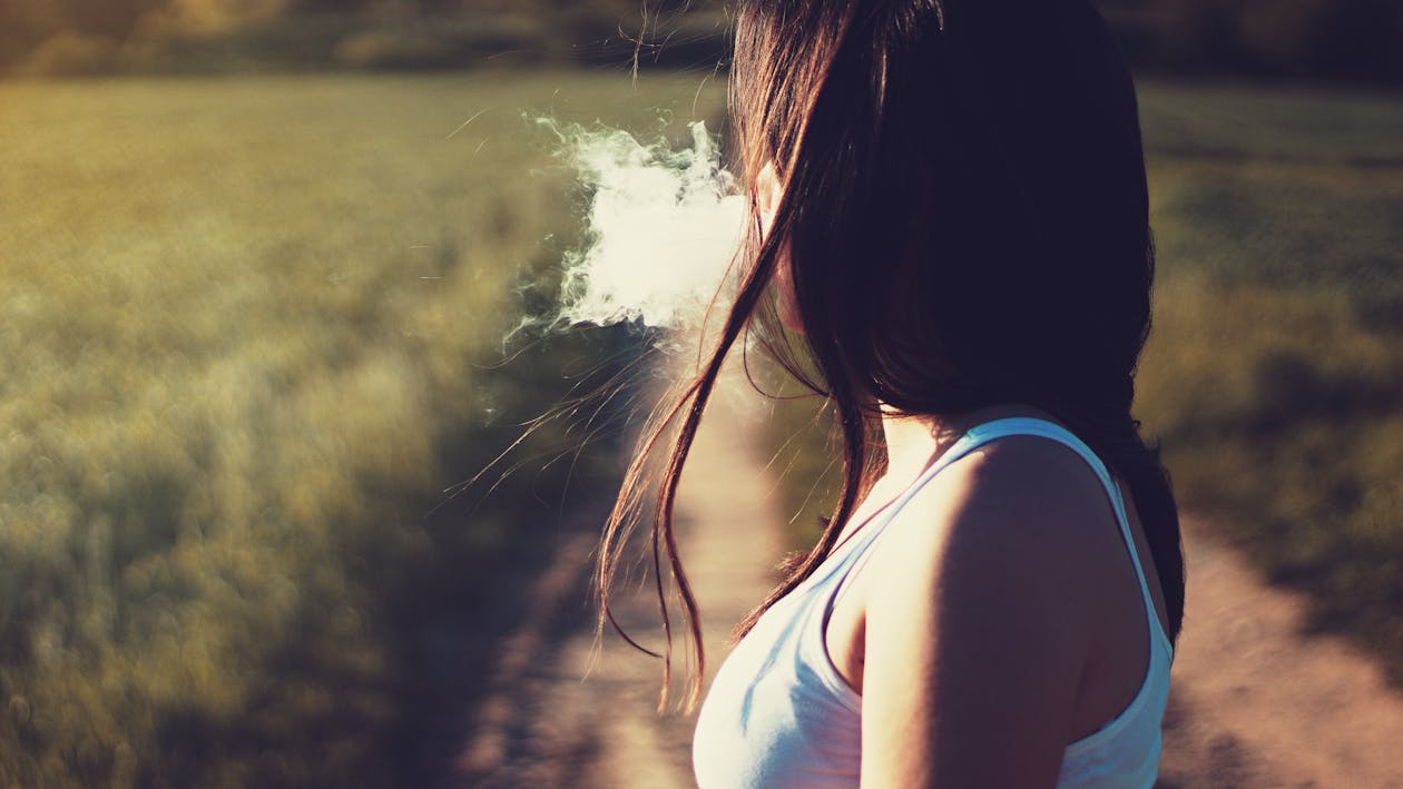 無料 煙を吹く女性 写真素材
