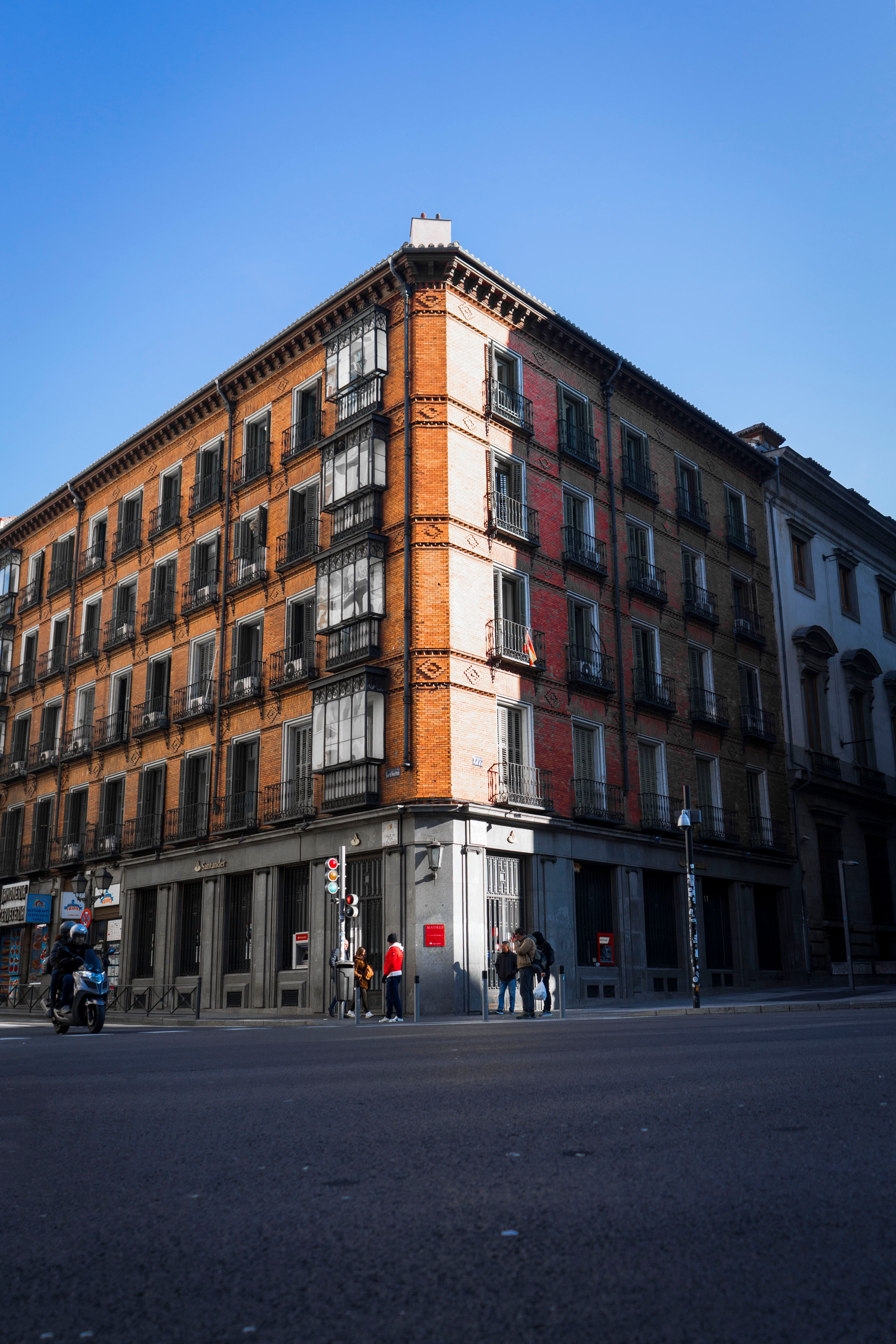 Vue en contre-plongée d’un immeuble d’habitation ancien à Madrid, Espagne