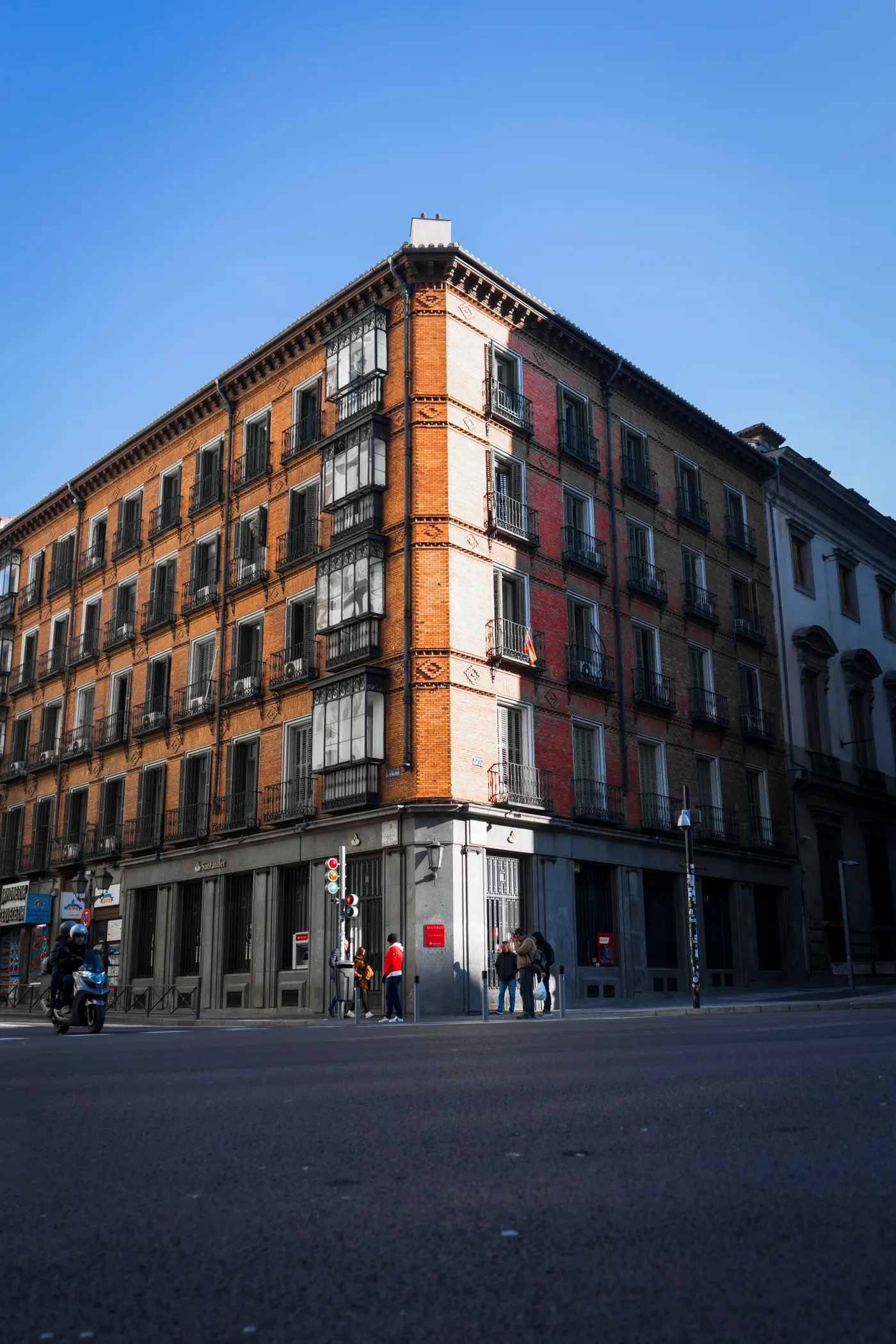 Vue en contre-plongée d’un immeuble d’habitation ancien à Madrid, Espagne